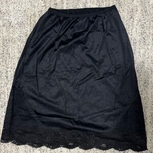 Vintage Vassarette lace bottom skirt slip. Black, size small.